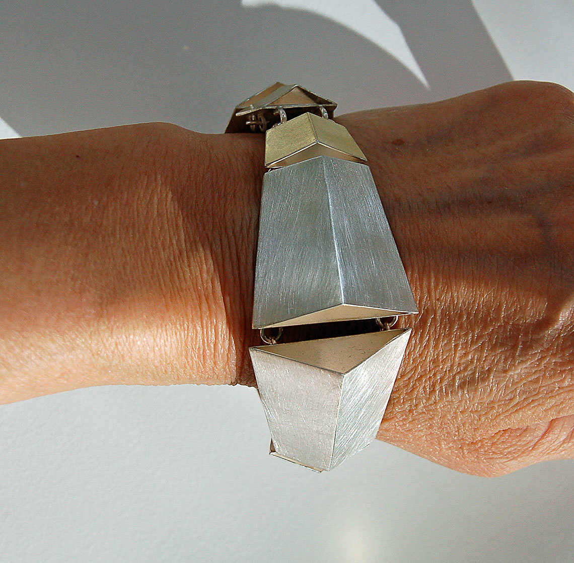 05-ScoredBraceWrist2Web